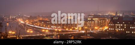 (181125) -- PÉKIN, 25 novembre 2018 -- la photo prise le 20 novembre 2018 montre la vue nocturne de Prague, capitale de la République tchèque. Ville historique, la capitale tchèque est ornée de nombreux monuments médiévaux. Le long de la rivière Voltava, la vieille ville, la petite ville et la nouvelle ville ont été construites entre le 11e et le 18e siècle. Le centre historique de Prague a été inscrit sur la liste du patrimoine mondial de l'UNESCO en 1992. ) XINHUA PHOTO CHOIX HEBDOMADAIRE ZhengxHuansong PUBLICATIONxNOTxINxCHN Banque D'Images