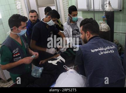 Syrien, Giftgas-Granaten Angriff auf Stadtteile von Alep (181125) - ALEP, le 25 novembre 2018 -- Un blessé est transporté à un hôpital d'Alep, en Syrie, le 24 novembre 2018. Au moins 44 civils ont été asphyxiés à la suite d'une attaque rebelle au gaz toxique dans la ville d'Alep, au nord de la Syrie, samedi, a rapporté la télévision d'État. Les rebelles ont tiré des projectiles remplis de gaz toxique sur les quartiers al-Khalidiyeh et Zahraa ainsi que sur la rue du Nil dans la ville d'Alep, selon le rapport. Il a dit que 44 personnes ont souffert de suffocation et ont été emmenées dans les hôpitaux, ajoutant que deux d'entre elles sont en état critique Banque D'Images