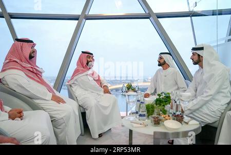 (181126) -- ABU DHABI, 26 novembre 2018 -- le cheikh Mohammed bin Rashid Al Maktoum (arrière droit), vice-président et premier ministre des Émirats arabes Unis (eau), et dirigeant de Dubaï, rencontre le prince héritier saoudien Mohammed bin Salman bin Abdulaziz (arrière droit) à Abu Dhabi le 25 novembre 2018. Mohammed bin Salman bin Abdulaziz a terminé dimanche sa visite de trois jours aux Émirats arabes Unis. ) (YY) eau-ABU DHABI-PRINCE HÉRITIER SAOUDIEN-VISIT EmiratesxNewsxAgency PUBLICATIONxNOTxINxCHN Banque D'Images