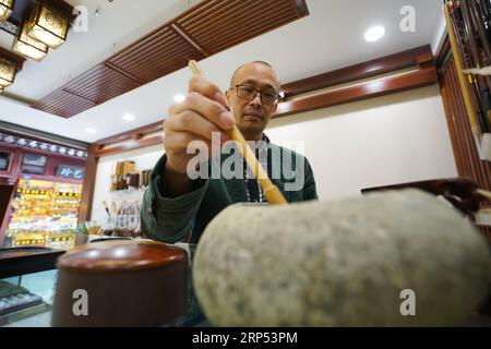 (181126) -- NANJING, 26 novembre 2018 -- Kazuhiro Tozawa, Japonais, découvre la culture traditionnelle chinoise à Fuzimiao, ou temple Confucius, à Nanjing, capitale de la province du Jiangsu de l est de la Chine, le 14 novembre 2018. Kazuhiro Tozawa, 45 ans, dirige un restaurant barbecue à Xinjiekou à Nanjing. Il est venu à Nanjing en 1996 pour apprendre la médecine traditionnelle chinoise pour traiter sa propre maladie. Ayant séjourné à Nanjing pendant 22 ans, Kazuhiro Tozawa aime la ville et se fait beaucoup d'amis ici. Il considère Nanjing comme sa ville natale, où il restera pour le reste de sa vie. (ZWX) CHINE-JIANGSU-NANJING-JAPONAIS-HOMET Banque D'Images