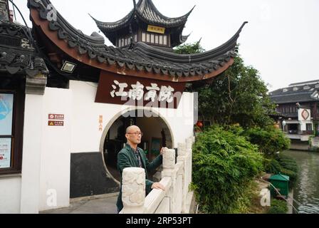 (181126) -- NANJING, le 26 novembre 2018 -- le Japonais Kazuhiro Tozawa visite Fuzimiao, ou le temple de Confucius, à Nanjing, capitale de la province de Jiangsu de l'est de la Chine, le 14 novembre 2018. Kazuhiro Tozawa, 45 ans, dirige un restaurant barbecue à Xinjiekou à Nanjing. Il est venu à Nanjing en 1996 pour apprendre la médecine traditionnelle chinoise pour traiter sa propre maladie. Ayant séjourné à Nanjing pendant 22 ans, Kazuhiro Tozawa aime la ville et se fait beaucoup d'amis ici. Il considère Nanjing comme sa ville natale, où il restera pour le reste de sa vie. (Zwx) CHINA-JIANGSU-NANJING-JAPANESE- HOMETOWN (CN) JixChunpeng PUBLICATIONxNOT Banque D'Images