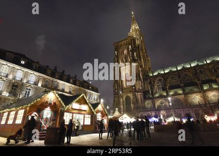 (181126) -- STRASBOURG, 26 novembre 2018 -- la photo prise le 23 novembre 2018 montre le marché de Noël à Strasbourg, France. Cette année, le marché de Noël à Strasbourg se tient du 23 novembre au 30 décembre. ) FRANCE-STRASBOURG-MARCHÉ DE NOËL GenevievexEngel PUBLICATIONxNOTxINxCHN Banque D'Images