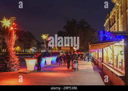 (181126) -- STRASBOURG, 26 novembre 2018 -- la photo prise le 23 novembre 2018 montre le marché de Noël à Strasbourg, France. Cette année, le marché de Noël à Strasbourg se tient du 23 novembre au 30 décembre. ) FRANCE-STRASBOURG-MARCHÉ DE NOËL GenevievexEngel PUBLICATIONxNOTxINxCHN Banque D'Images