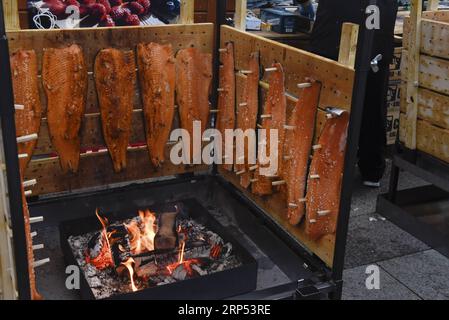 (181126) -- STRASBOURG, 26 novembre 2018 -- photo prise le 24 novembre 2018 montre du saumon fumé en vente au marché de Noël de Strasbourg, France. Cette année, le marché de Noël à Strasbourg se tient du 23 novembre au 30 décembre. ) FRANCE-STRASBOURG-MARCHÉ DE NOËL GenevievexEngel PUBLICATIONxNOTxINxCHN Banque D'Images