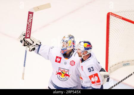 Trinec, République tchèque. 03 septembre 2023. Le gardien de but gauche-droit Mathias Niederberger et Maximilian Kastner (tous deux Munich) sont vus lors de la Ligue des Champions de hockey, ronde 2, match HC Ocelari Trinec vs EHC Red Bull Munchen (Munich), le 3 septembre 2023, à Trinec, République tchèque. Crédit : Vladimir Prycek/CTK photo/Alamy Live News Banque D'Images