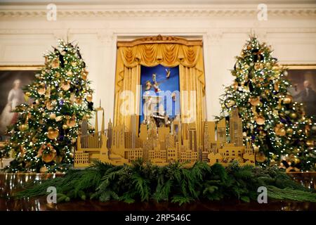 (181126) -- WASHINGTON, le 26 novembre 2018 -- des décorations de Noël sont vues à la Maison Blanche lors de la présentation de presse de Noël 2018 à Washington D.C., aux États-Unis, le 26 novembre 2018.) U.S.-WASHINGTON D.C.-MAISON BLANCHE-NOËL-PRÉPARATION TINGXSHEN PUBLICATIONXNOTXINXCHN Banque D'Images