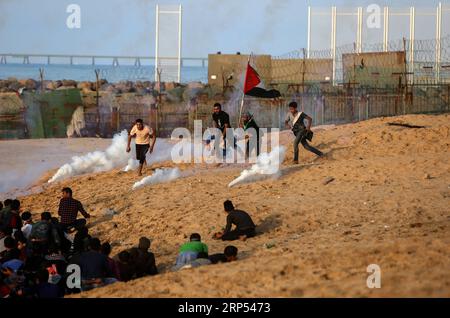 (181126) -- GAZA, 26 novembre 2018 () -- des manifestants palestiniens affrontent des troupes israéliennes près de la frontière maritime avec Israël, dans le Nord de la bande de Gaza, 26 novembre 2018. Au moins trois Palestiniens ont été blessés lundi et des dizaines ont été asphyxiés après avoir inhalé des gaz lacrymogènes lors d'affrontements entre manifestants palestiniens et soldats israéliens dans le nord de la bande de Gaza, ont déclaré les médecins. () MIDEAST-GAZA-AFFRONTEMENTS Xinhua PUBLICATIONxNOTxINxCHN Banque D'Images