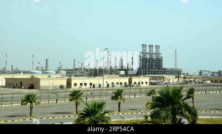 181127 -- PÉKIN, 27 novembre 2018 -- une photo prise le 2 juillet 2018 montre la Yanbu Aramco Sinopec Refining Company YASREF, à Yanbu, en Arabie Saoudite. L industrie pétrolière et chimique de la Chine a généré quelque 712,1 milliards de yuans de bénéfice total au cours des neuf premiers mois de 2018, en hausse de 45,2 pour cent par rapport à la même période de l an dernier. Avec un actif total de 12,75 billions de yuans, en hausse de 6,1% par rapport à la même période l’an dernier, le secteur a vu son ratio actif-passif chuter de 1,16 points de pourcentage à 54,19%. Le taux de profit du secteur a augmenté de 1,56 points de pourcentage pour atteindre 7,43 %, grâce à t Banque D'Images