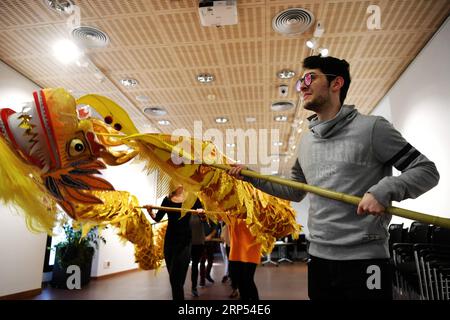 (181127) -- BEIJING, 27 novembre 2018 -- des étudiants de l'Institut Confucius de l'Université de Barcelone pratiquent la danse traditionnelle chinoise du dragon à Barcelone, Espagne, le 15 février 2018.) (Gxn) Xinhua titres : l'Institut Confucius comble le fossé entre les cultures GuoxQiuda PUBLICATIONxNOTxINxCHN Banque D'Images