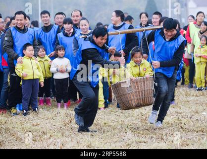 (181128) -- CHANGXING, 28 nov. 2018 (Xinhua) -- parents et enfants assistent à une activité récréative dans les rizières à Changxing, dans la province du Zhejiang de l est de la Chine, le 28 novembre 2018. L'événement a été organisé mercredi par une maternelle locale pour sensibiliser à la condition physique et encourager l'interaction parents-enfants. (Xinhua/Xu Yu) (lmm) CHINE-ZHEJIANG-CHANGXING-RICE FIELD-RECREATION (CN) PUBLICATIONxNOTxINxCHN Banque D'Images