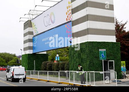 (181128) -- BUENOS AIRES, 28 novembre 2018 -- Un membre du personnel de sécurité se tient devant le centre Costa Salguero à Buenos Aires, Argentine, le 27 novembre 2018. Le 13e sommet du G20, sur le thème construire un consensus pour un développement équitable et durable, se tiendra pour la première fois dans un pays sud-américain du vendredi au samedi. (Hxy) ARGENTINE-BUENOS AIRES-G20-PRÉPARATIFS DU SOMMET WangxPei PUBLICATIONxNOTxINxCHN Banque D'Images