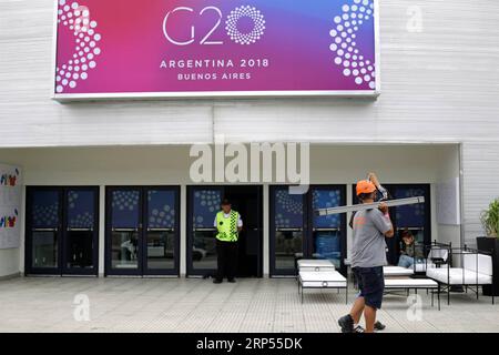 (181128) -- BUENOS AIRES, 28 novembre 2018 -- des membres du personnel passent devant le Centre Costa Salguero à Buenos Aires, Argentine, le 27 novembre 2018. Le 13e sommet du G20, sur le thème construire un consensus pour un développement équitable et durable, se tiendra pour la première fois dans un pays sud-américain du vendredi au samedi. (Hxy) ARGENTINE-BUENOS AIRES-G20-PRÉPARATIFS DU SOMMET WangxPei PUBLICATIONxNOTxINxCHN Banque D'Images