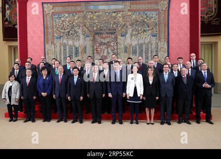 (181128) -- MADRID, le 28 novembre 2018 -- le président chinois Xi Jinping (6e Front L) et le premier ministre espagnol Pedro Sanchez (6e Front R) rencontrent des représentants du Conseil consultatif des entreprises Chine-Espagne à Madrid, Espagne, le 28 novembre 2018.) (YY) ESPAGNE-MADRID-CHINE PRÉSIDENT-RÉUNION LiuxWeibing PUBLICATIONxNOTxINxCHN Banque D'Images