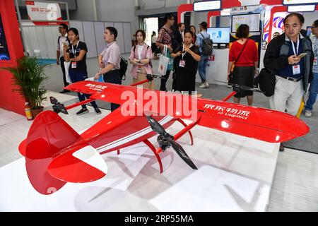 (181129) -- BEIJING, 29 novembre 2018 -- les visiteurs regardent un drone hybride pour la livraison de commerce électronique pendant l'exposition Internet+ dans le district de Shunde de de la ville de Foshan, province du Guangdong, dans le sud de la Chine, le 24 octobre 2018. La valeur totale des marchandises transportées par le secteur de la logistique a bondi à 231,5 billions de yuans (environ 33,3 billions de dollars américains) au cours des 10 premiers mois, a déclaré mercredi la Fédération chinoise de la logistique et des achats dans un communiqué. Le montant total a augmenté de 6,6 pour cent d'une année sur l'autre. Le taux de croissance a toutefois légèrement baissé de 0,1 point de pourcentage par rapport aux trois premiers trimestres Banque D'Images