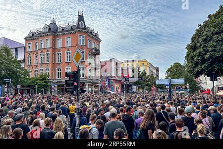 Hambourg, Allemagne. 03 septembre 2023. Les conditions chaotiques prévalent avant le concert gratuit de danger Dan dans la rue Schulterblatt à la Rote Flora. L'accès par les services d'urgence, ou traverser la foule est pratiquement impossible. Le musicien danger Dan veut se positionner une fois de plus haut contre le racisme et l'extrémisme de droite avec un concert gratuit au Schanzenviertel de Hambourg. Crédit : Axel Heimken/dpa/Alamy Live News Banque D'Images