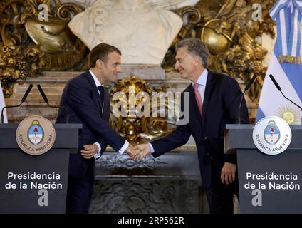 (181129) -- BUENOS AIRES, le 29 novembre 2018 -- le président argentin Mauricio Macri (à droite) serre la main du président français Emmanuel Macron lors d'une conférence de presse à Buenos Aires, Argentine, le 29 novembre 2018.) ARGENTINE-BUENOS AIRES-MACRI-PRÉSIDENT FRANÇAIS-MACRON-RÉUNION MARTINXZABALA PUBLICATIONXNOTXINXCHN Banque D'Images