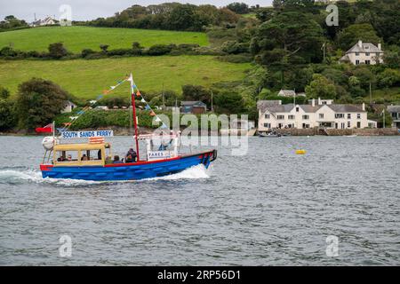 Ferry se dirigeant de Whitestrand à South Sands sur les eaux du port de Salcombe avec les collines verdoyantes de East Portlemouth visibles en arrière-plan Banque D'Images