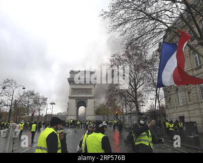 (181201) -- PARIS, 1 décembre 2018 -- les manifestants des gilets jaunes se rassemblent à Paris, France, le 1 décembre 2018. La police française a arrêté au moins 107 personnes samedi après une manifestation contre la hausse de la taxe sur le diesel et la faiblesse des revenus qui a tourné à la violence à Paris où les gens se sont affrontés avec la police, a déclaré le Premier ministre français Edouard Philippe. FRANCE-PARIS- GILETS JAUNES -PROTESTATION LixGenxing PUBLICATIONxNOTxINxCHN Banque D'Images