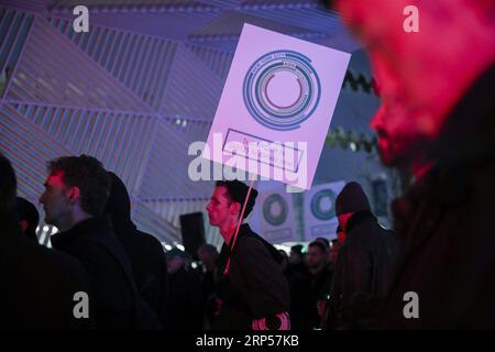 (181202) -- NEW YORK, le 2 décembre 2018 -- des personnes participent à un mémorial de la Journée mondiale du sida à New York, aux États-Unis, le 1 décembre 2018. Le mémorial présentant une expérience lumineuse interactive a eu lieu samedi dans le Lower Manhattan, marquant la Journée mondiale du sida et honorant les victimes de cette maladie mortelle. Plus de 200 personnes se sont rassemblées au New York City AIDS Memorial Park pour l'événement LightTheFight. Tenant des bâtons lumineux verts, ils ont chanté des chansons et observé un moment de silence pour les plus de 100 000 personnes qui sont mortes du sida dans la ville et les dizaines de millions d'autres dans le monde. (YY) U. Banque D'Images