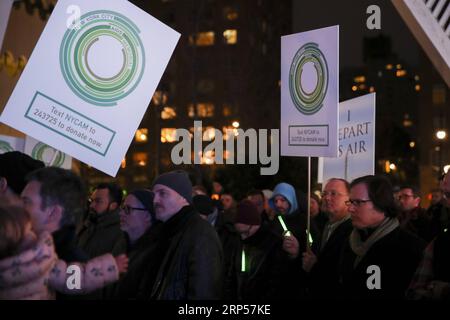 (181202) -- NEW YORK, le 2 décembre 2018 -- des personnes participent à un mémorial de la Journée mondiale du sida à New York, aux États-Unis, le 1 décembre 2018. Le mémorial présentant une expérience lumineuse interactive a eu lieu samedi dans le Lower Manhattan, marquant la Journée mondiale du sida et honorant les victimes de cette maladie mortelle. Plus de 200 personnes se sont rassemblées au New York City AIDS Memorial Park pour l'événement LightTheFight. Tenant des bâtons lumineux verts, ils ont chanté des chansons et observé un moment de silence pour les plus de 100 000 personnes qui sont mortes du sida dans la ville et les dizaines de millions d'autres dans le monde. (YY) U. Banque D'Images