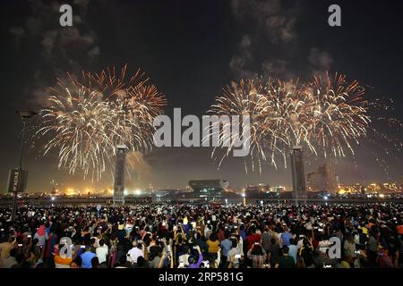 (181202) -- DUBAÏ, le 2 décembre 2018 -- des feux d'artifice sont exposés au Dubai Festival City à Dubaï, Émirats arabes Unis, le 2 décembre 2018. Les Émirats arabes Unis (eau) ont célébré leur 47e fête nationale dimanche. ) Émirats arabes Unis-DUBAÏ-FÊTE NATIONALE MahmoudxKhaled PUBLICATIONxNOTxINxCHN Banque D'Images