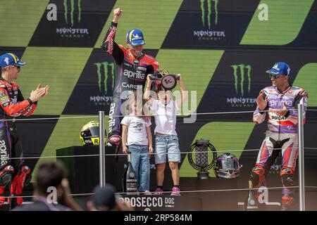 Barcelone, Espagne. 3 septembre 2023. Le jour de la course. ALEIX Espargaró (41) (à gauche) de l'Aprilia Racing Team (1e) célèbre sa victoire avec ses fils sur le podium à la fin de la MotoGP Gran Premi Monster Energy de Catalunya Race. 1-2-3 septembre 2023, au circuit de Barcelona-Catalunya à Barcelone, Espagne. Crédit : Rosdemora/Alamy Live News Banque D'Images