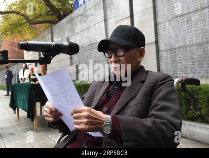 (181203) -- NANJING, 3 déc. 2018 (Xinhua) -- Yu Changxiang, 91, survivant du massacre de Nanjing, lit une lettre lors d'une activité commémorative pour les victimes du massacre de Nanjing par des envahisseurs japonais à Nanjing, capitale de la province de Jiangsu de l'est de la Chine, le 3 décembre 2018. Le massacre de Nankin a eu lieu lorsque les troupes japonaises ont capturé la ville le 13 décembre 1937. En six semaines, ils ont tué 300 000 civils chinois et des soldats non armés. En février 2014, la plus haute législature de la Chine a désigné le 13 décembre comme jour commémoratif national pour les victimes du massacre de Nanjing. À partir de lundi, les membres de la famille de Banque D'Images