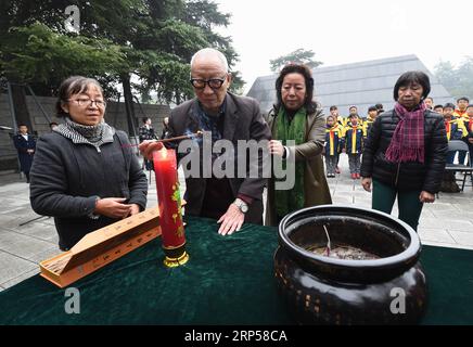 (181203) -- NANJING, 3 déc. 2018 (Xinhua) -- Yu Changxiang (2e L), survivant du massacre de Nanjing, 91 ans, et sa famille assistent à des activités commémoratives pour les victimes du massacre de Nanjing par des envahisseurs japonais à Nanjing, capitale de la province de Jiangsu dans l'est de la Chine, le 3 décembre 2018. Le massacre de Nankin a eu lieu lorsque les troupes japonaises ont capturé la ville le 13 décembre 1937. En six semaines, ils ont tué 300 000 civils chinois et des soldats non armés. En février 2014, la plus haute législature de la Chine a désigné le 13 décembre comme jour commémoratif national pour les victimes du massacre de Nanjing. À partir de lundi, famille Banque D'Images