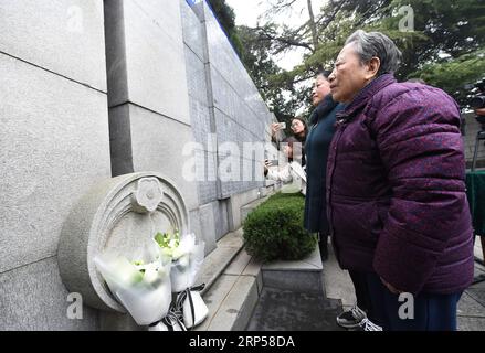 (181203) -- NANJING, 3 déc. 2018 (Xinhua) -- le survivant du massacre de Nanjing Shi Xiuying, 92 ans, rend hommage aux victimes du massacre de Nanjing devant le mur de la salle commémorative où les noms des victimes sont gravés lors des activités de commémoration à Nanjing, capitale de la province de Jiangsu de l est de la Chine, le 3 décembre 2018. Le massacre de Nankin a eu lieu lorsque les troupes japonaises ont capturé la ville le 13 décembre 1937. En six semaines, ils ont tué 300 000 civils chinois et des soldats non armés. En février 2014, la plus haute législature de la Chine a désigné le 13 décembre comme jour commémoratif national pour les victimes de Nanjing Banque D'Images