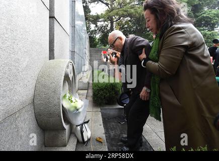 (181203) -- NANJING, 3 déc. 2018 (Xinhua) -- survivant du massacre de Nankin Yu Changxiang (2e R), 91 ans, rend hommage aux victimes du massacre de Nanjing devant le mur de la salle commémorative où les noms des victimes sont gravés lors des activités commémoratives à Nanjing, capitale de la province de Jiangsu de l est de la Chine, le 3 décembre 2018. Le massacre de Nankin a eu lieu lorsque les troupes japonaises ont capturé la ville le 13 décembre 1937. En six semaines, ils ont tué 300 000 civils chinois et des soldats non armés. En février 2014, la plus haute législature de la Chine a désigné le 13 décembre comme jour commémoratif national pour les victimes de la mort Banque D'Images