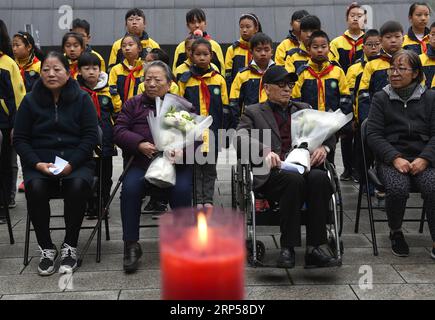 (181203) -- NANJING, 3 déc. 2018 (Xinhua) -- les survivants du massacre de Nanjing Yu Changxiang (2e R, front) et Shi Xiuying (2e L, front) assistent à des activités de commémoration des victimes du massacre de Nanjing par des envahisseurs japonais à Nanjing, capitale de la province de Jiangsu dans l'est de la Chine, le 3 décembre 2018. Le massacre de Nankin a eu lieu lorsque les troupes japonaises ont capturé la ville le 13 décembre 1937. En six semaines, ils ont tué 300 000 civils chinois et des soldats non armés. En février 2014, la plus haute législature de la Chine a désigné le 13 décembre comme jour commémoratif national pour les victimes du massacre de Nanjing. Startin Banque D'Images