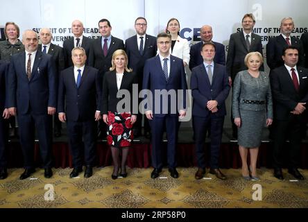 (181203) -- ZAGREB, 3 décembre 2018 -- la présidente croate Kolinda Grabar-Kitarovic (avant, 3e L), le premier ministre croate Andrej Plenkovic (avant, 4e L) et le président du Parlement croate Gordan Jandrokovic (avant, 3e R) posent pour une photo de groupe avec les participants au sommet de l'Initiative de l'Europe centrale (IEC) à Zagreb, Croatie, le 3 décembre 2018. Le sommet de deux jours de l'Initiative de l'Europe centrale a débuté lundi ici. Les premiers ministres de six pays européens et d'autres hauts représentants sont venus discuter de questions de sécurité et d'économie. ) CROATIE-ZAGREB-INITIATIVE DE L'EUROPE CENTRALE-SOMMET IGORXKR Banque D'Images