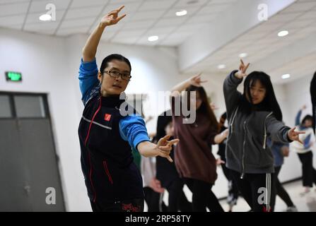 (181204) -- TIANJIN, 4 décembre 2018 -- Huo Jinghong, descendant de la 5e génération de Huo Yuanjia, un maître d'arts martiaux chinois, enseigne les arts martiaux à l'Université de Commerce de Tianjin, dans le nord de la Chine, le 26 novembre 2018. Descendant de Huo Yuanjia, l un des maîtres d arts martiaux les plus vénérés de Chine, Huo Jinghong, 41 ans, a commencé à pratiquer les arts martiaux à l âge de 5 ans. Après avoir obtenu son diplôme de l'école Wushu de l'Université Sport de Pékin en majeure de la routine Wushu, Huo a commencé sa carrière en tant que professeur de gym à l'Université de Commerce de Tianjin en 2000. En tant que professeur de gym, Huo enseigne mar Banque D'Images