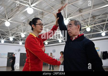 (181204) -- TIANJIN, 4 décembre 2018 -- Huo Jinghong, descendant de la 5e génération de Huo Yuanjia, un maître d'arts martiaux chinois, enseigne les arts martiaux à l'Université de Commerce de Tianjin, dans le nord de la Chine, le 28 novembre 2018. Descendant de Huo Yuanjia, l un des maîtres d arts martiaux les plus vénérés de Chine, Huo Jinghong, 41 ans, a commencé à pratiquer les arts martiaux à l âge de 5 ans. Après avoir obtenu son diplôme de l'école Wushu de l'Université Sport de Pékin en majeure de la routine Wushu, Huo a commencé sa carrière en tant que professeur de gym à l'Université de Commerce de Tianjin en 2000. En tant que professeur de gym, Huo enseigne mar Banque D'Images