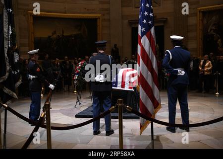 (181204) -- WASHINGTON, 4 décembre 2018 -- les visiteurs rendent hommage à feu l'ancien président américain George H.W. Bush gisant dans l'État de la Rotonde du Capitole des États-Unis, à Washington D.C., aux États-Unis, le 4 décembre 2018. Le cercueil de feu l'ancien président américain George H.W. Bush a été transporté à Washington D.C. lundi alors que la nation rend hommage à lui et à son héritage. (Zxj) U.S.-WASHINGTON D.C.-GEORGE H.W. BUSH-DEUIL LiuxJie PUBLICATIONxNOTxINxCHN Banque D'Images