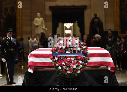 (181204) -- WASHINGTON, 4 décembre 2018 -- les visiteurs rendent hommage à feu l'ancien président américain George H.W. Bush gisant dans l'État de la Rotonde du Capitole des États-Unis, à Washington D.C., aux États-Unis, le 3 décembre 2018. Le cercueil de feu l'ancien président américain George H.W. Bush a été transporté à Washington D.C. lundi alors que la nation rend hommage à lui et à son héritage. (Zxj) U.S.-WASHINGTON D.C.-GEORGE H.W. BUSH-DEUIL LiuxJie PUBLICATIONxNOTxINxCHN Banque D'Images