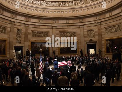 (181204) -- WASHINGTON, 4 décembre 2018 -- les visiteurs rendent hommage à feu l'ancien président américain George H.W. Bush gisant dans l'État de la Rotonde du Capitole des États-Unis, à Washington D.C., aux États-Unis, le 3 décembre 2018. Le cercueil de feu l'ancien président américain George H.W. Bush a été transporté à Washington D.C. lundi alors que la nation rend hommage à lui et à son héritage. (Zxj) U.S.-WASHINGTON D.C.-GEORGE H.W. BUSH-DEUIL LiuxJie PUBLICATIONxNOTxINxCHN Banque D'Images