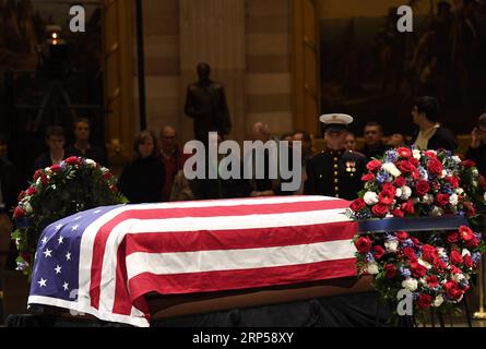 (181204) -- WASHINGTON, 4 décembre 2018 -- les visiteurs rendent hommage à feu l'ancien président américain George H.W. Bush gisant dans l'État de la Rotonde du Capitole des États-Unis, à Washington D.C., aux États-Unis, le 3 décembre 2018. Le cercueil de feu l'ancien président américain George H.W. Bush a été transporté à Washington D.C. lundi alors que la nation rend hommage à lui et à son héritage. (Zxj) U.S.-WASHINGTON D.C.-GEORGE H.W. BUSH-DEUIL LiuxJie PUBLICATIONxNOTxINxCHN Banque D'Images