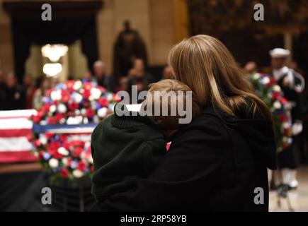 (181204) -- WASHINGTON, 4 décembre 2018 -- les visiteurs rendent hommage à feu l'ancien président américain George H.W. Bush gisant dans l'État de la Rotonde du Capitole des États-Unis, à Washington D.C., aux États-Unis, le 3 décembre 2018. Le cercueil de feu l'ancien président américain George H.W. Bush a été transporté à Washington D.C. lundi alors que la nation rend hommage à lui et à son héritage. (Zxj) U.S.-WASHINGTON D.C.-GEORGE H.W. BUSH-DEUIL LiuxJie PUBLICATIONxNOTxINxCHN Banque D'Images