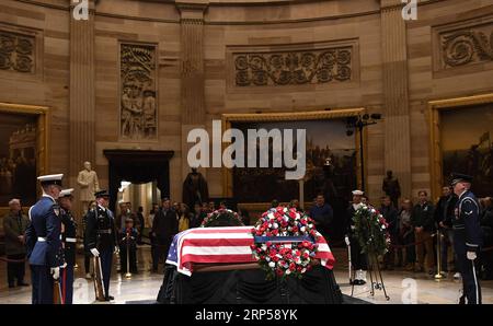 (181204) -- WASHINGTON, 4 décembre 2018 -- les visiteurs rendent hommage à feu l'ancien président américain George H.W. Bush gisant dans l'État de la Rotonde du Capitole des États-Unis, à Washington D.C., aux États-Unis, le 3 décembre 2018. Le cercueil de feu l'ancien président américain George H.W. Bush a été transporté à Washington D.C. lundi alors que la nation rend hommage à lui et à son héritage. (Zxj) U.S.-WASHINGTON D.C.-GEORGE H.W. BUSH-DEUIL LiuxJie PUBLICATIONxNOTxINxCHN Banque D'Images