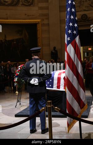 (181204) -- WASHINGTON, 4 décembre 2018 -- les visiteurs rendent hommage à feu l'ancien président américain George H.W. Bush gisant dans l'État de la Rotonde du Capitole des États-Unis, à Washington D.C., aux États-Unis, le 4 décembre 2018. Le cercueil de feu l'ancien président américain George H.W. Bush a été transporté à Washington D.C. lundi alors que la nation rend hommage à lui et à son héritage. (Zxj) U.S.-WASHINGTON D.C.-GEORGE H.W. BUSH-DEUIL LiuxJie PUBLICATIONxNOTxINxCHN Banque D'Images