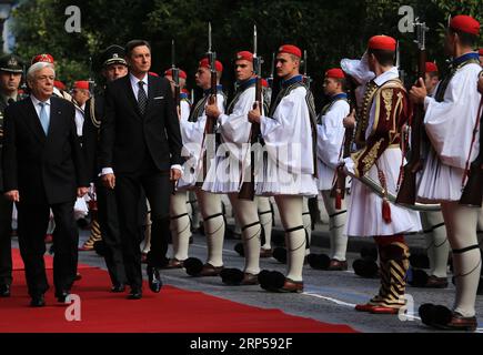 (181204) -- ATHÈNES, 4 décembre 2018 -- le président grec Prokopis Pavlopoulos (à gauche, devant) et le président slovène Borut Pahor (à droite, devant) inspectent la garde d'honneur lors d'une cérémonie de bienvenue à la résidence présidentielle d'Athènes, en Grèce, le 4 décembre 2018. )(mp) GRÈCE-ATHÈNES-SLOVÉNIE-PRÉSIDENT-VISITE MariosxLolos PUBLICATIONxNOTxINxCHN Banque D'Images