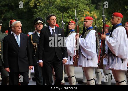 (181204) -- ATHÈNES, 4 décembre 2018 -- le président grec Prokopis Pavlopoulos (à gauche, devant) et le président slovène Borut Pahor (à droite, devant) inspectent la garde d'honneur lors d'une cérémonie de bienvenue à la résidence présidentielle d'Athènes, en Grèce, le 4 décembre 2018. )(mp) GRÈCE-ATHÈNES-SLOVÉNIE-PRÉSIDENT-VISITE MariosxLolos PUBLICATIONxNOTxINxCHN Banque D'Images