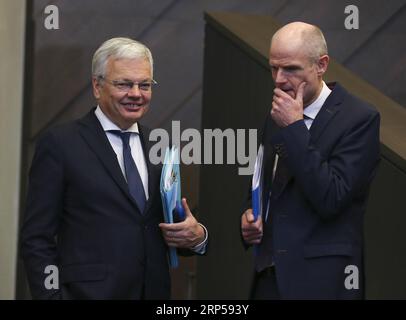 (181204) -- BRUXELLES, le 4 décembre 2018 -- le ministre belge des Affaires étrangères Didier Reynders (G) et le ministre néerlandais des Affaires étrangères Stef Blok s'entretiennent lors d'une réunion des ministres des Affaires étrangères de l'OTAN avec leurs homologues géorgien et ukrainien à Bruxelles, Belgique, le 4 décembre 2018.) (lmm) BELGIQUE-BRUXELLES-OTAN-FM-MEETING YexPingfan PUBLICATIONxNOTxINxCHN Banque D'Images