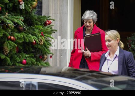 Actualités Bilder des Tages (181204) -- LONDRES, 4 décembre 2018 -- la première ministre britannique Theresa May (G) quitte le 10 Downing Street à Londres, en Grande-Bretagne, le 4 décembre 2018. Mardi, les députés britanniques ont voté par 311 voix contre 293 pour déclarer les ministres coupables d'outrage au Parlement pour leur défaut de publier l'avis juridique complet sur l'accord sur le Brexit. ROYAUME-UNI-LONDRES-BREXIT CONSEIL JURIDIQUE StephenxChung PUBLICATIONxNOTxINxCHN Banque D'Images