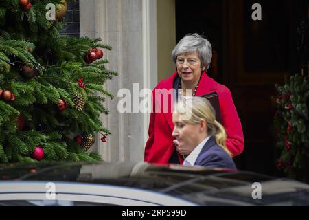 (181204) -- LONDRES, 4 décembre 2018 -- la première ministre britannique Theresa May (arrière) quitte le 10 Downing Street à Londres, en Grande-Bretagne, le 4 décembre 2018. Mardi, les députés britanniques ont voté par 311 voix contre 293 pour déclarer les ministres coupables d'outrage au Parlement pour leur défaut de publier l'avis juridique complet sur l'accord sur le Brexit. ROYAUME-UNI-LONDRES-BREXIT CONSEIL JURIDIQUE StephenxChung PUBLICATIONxNOTxINxCHN Banque D'Images