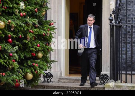 (181204) -- LONDRES, 4 décembre 2018 -- le secrétaire britannique à la Justice David Gauke quitte le 10 Downing Street après une réunion du cabinet à Londres, en Grande-Bretagne, le 4 décembre 2018. Mardi, les députés britanniques ont voté par 311 voix contre 293 pour déclarer les ministres coupables d'outrage au Parlement pour leur défaut de publier l'avis juridique complet sur l'accord sur le Brexit. ROYAUME-UNI-LONDRES-BREXIT CONSEIL JURIDIQUE StephenxChung PUBLICATIONxNOTxINxCHN Banque D'Images