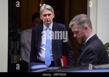 (181204) -- LONDRES, 4 décembre 2018 -- le chancelier de l'Échiquier britannique Philip Hammond quitte le 10 Downing Street après une réunion du cabinet à Londres, en Grande-Bretagne, le 4 décembre 2018. Mardi, les députés britanniques ont voté par 311 voix contre 293 pour déclarer les ministres coupables d'outrage au Parlement pour leur défaut de publier l'avis juridique complet sur l'accord sur le Brexit. ROYAUME-UNI-LONDRES-BREXIT CONSEIL JURIDIQUE StephenxChung PUBLICATIONxNOTxINxCHN Banque D'Images