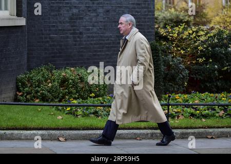 (181204) -- LONDRES, 4 décembre 2018 -- le procureur général de Grande-Bretagne Geoffrey Cox arrive au 10 Downing Street pour une réunion du cabinet à Londres, en Grande-Bretagne, le 4 décembre 2018. Mardi, les députés britanniques ont voté par 311 voix contre 293 pour déclarer les ministres coupables d'outrage au Parlement pour leur défaut de publier l'avis juridique complet sur l'accord sur le Brexit. ROYAUME-UNI-LONDRES-BREXIT CONSEIL JURIDIQUE StephenxChung PUBLICATIONxNOTxINxCHN Banque D'Images