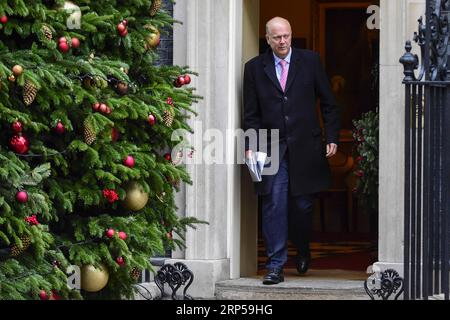 (181204) -- LONDRES, 4 décembre 2018 -- Chris Grayling, secrétaire britannique aux Transports, quitte le 10 Downing Street après une réunion du cabinet à Londres, en Grande-Bretagne, le 4 décembre 2018. Mardi, les députés britanniques ont voté par 311 voix contre 293 pour déclarer les ministres coupables d'outrage au Parlement pour leur défaut de publier l'avis juridique complet sur l'accord sur le Brexit. ROYAUME-UNI-LONDRES-BREXIT CONSEIL JURIDIQUE StephenxChung PUBLICATIONxNOTxINxCHN Banque D'Images